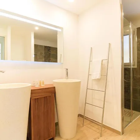 빌라 Entre Rose Et Pins A 4 Etoiles - Roses&pins 봄레미모사